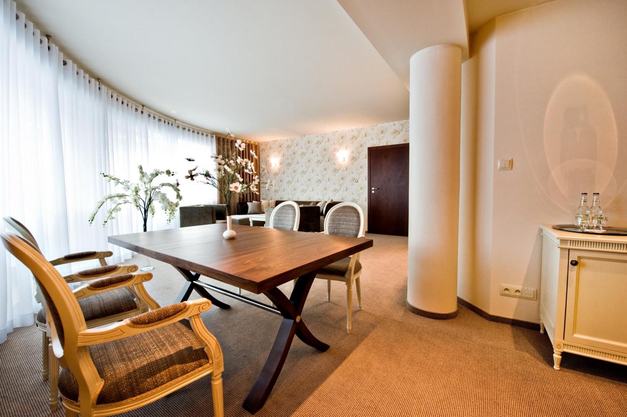 Hotel Prezydencki 4-Star Rzeszow Exterior photo