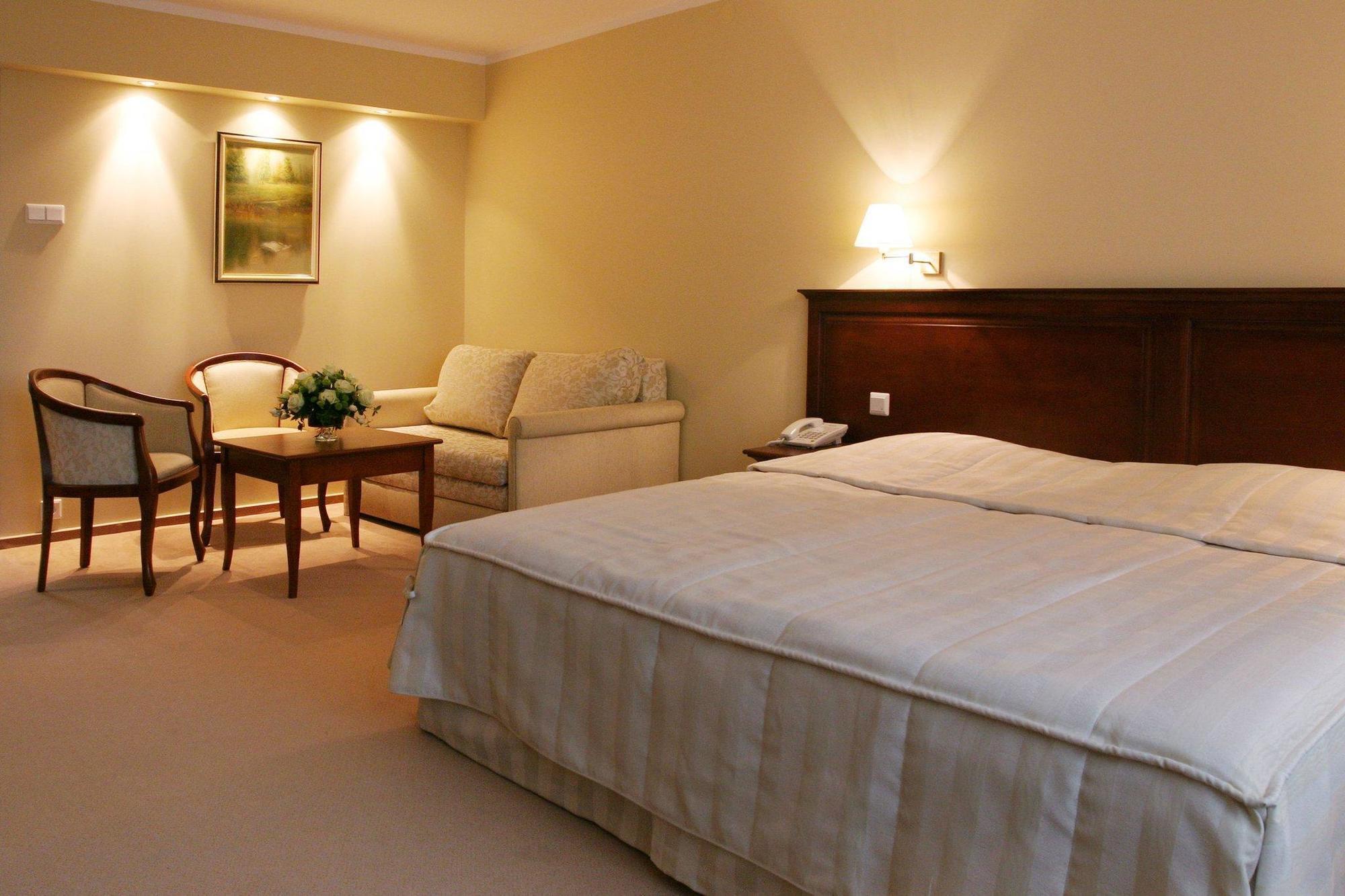 Hotel Prezydencki 4-Star Rzeszow Room photo
